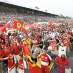 En skara människor på en racerbana (AI text)