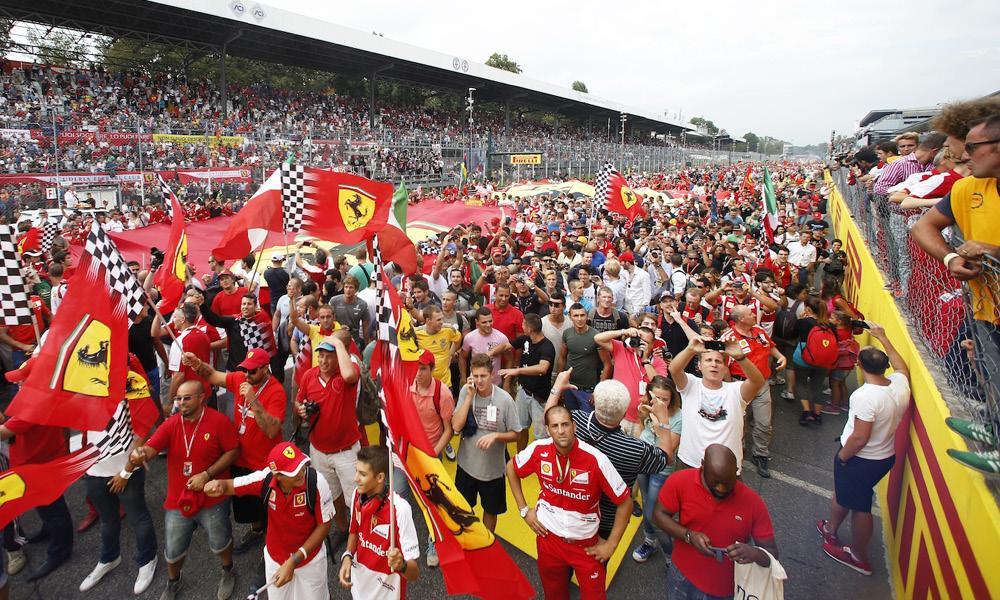 En skara människor på en racerbana (AI text)