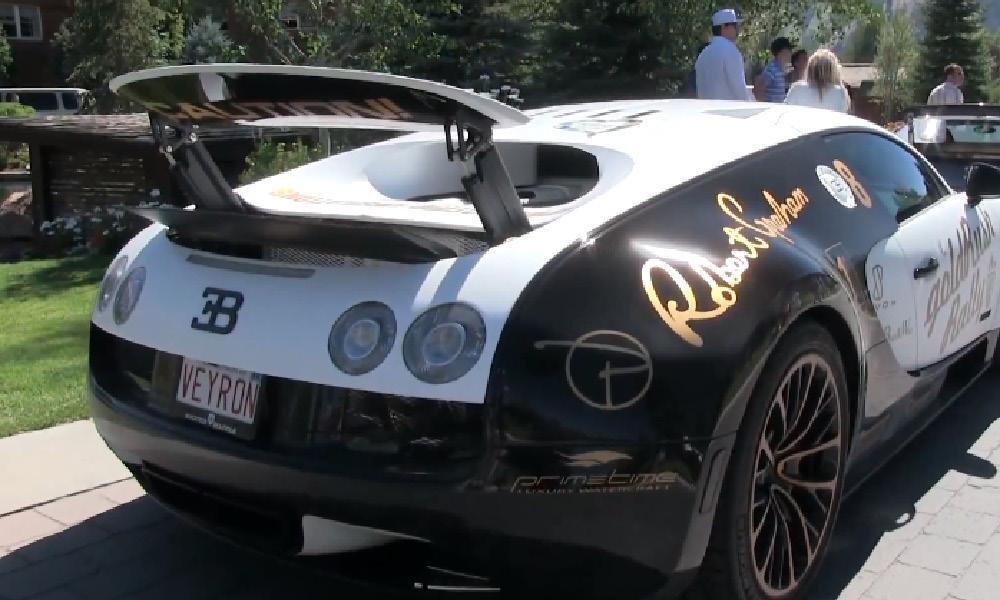 En Bugatti Veyron parkerad framför ett hus. (AI text)