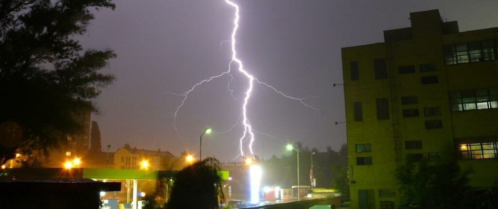 En "vanlig" blixt har en strömstyrka på 30.000 ampere, och en temperatur i kärnan på 30.000 grader.