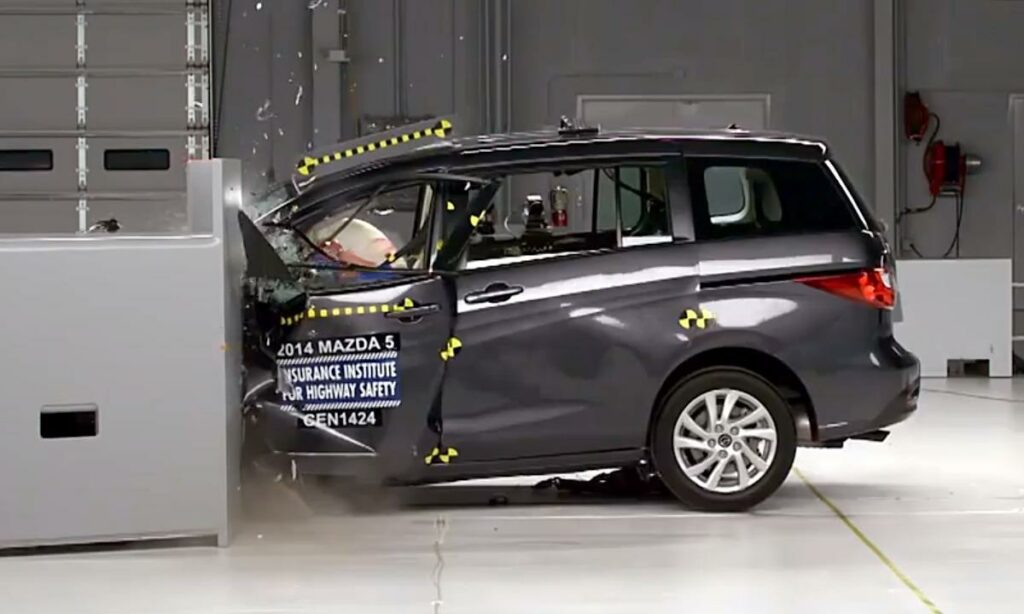 En bil testas i en kraschtest. (AI text)