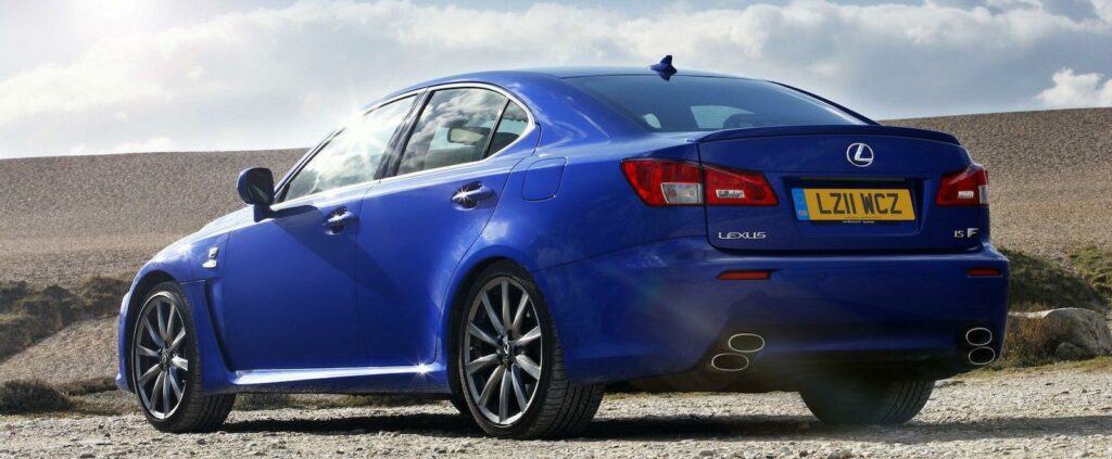 De fyra, ovala avgasutblåsen var en karaktäristisk detalj på IS F. Vill du ha en prestandabil med åttacylindrig sugmotor finns allt färre alternativ att välja på.