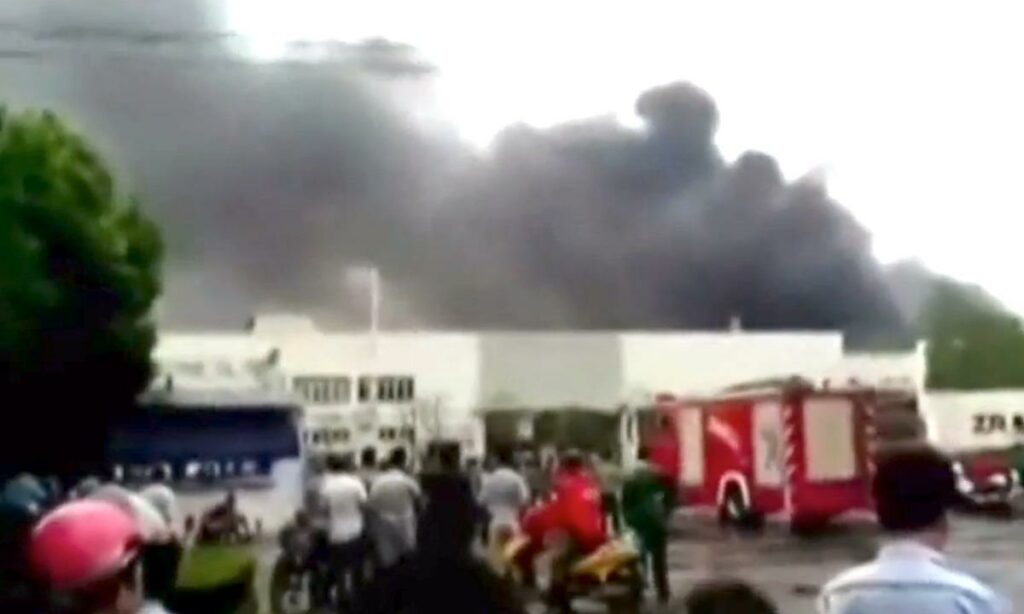 en skara folk som tittar på en brand (AI text)