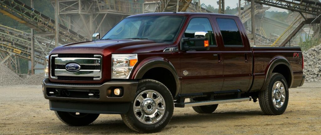 Ford räknar bort bland annat reservhjulet, domkraften, radion och mittkonsolen från tjänsteviktssiffran i pickuperna F-250, F-350 och F-450. På så sätt blir siffran för maxlasten högre i teorin.