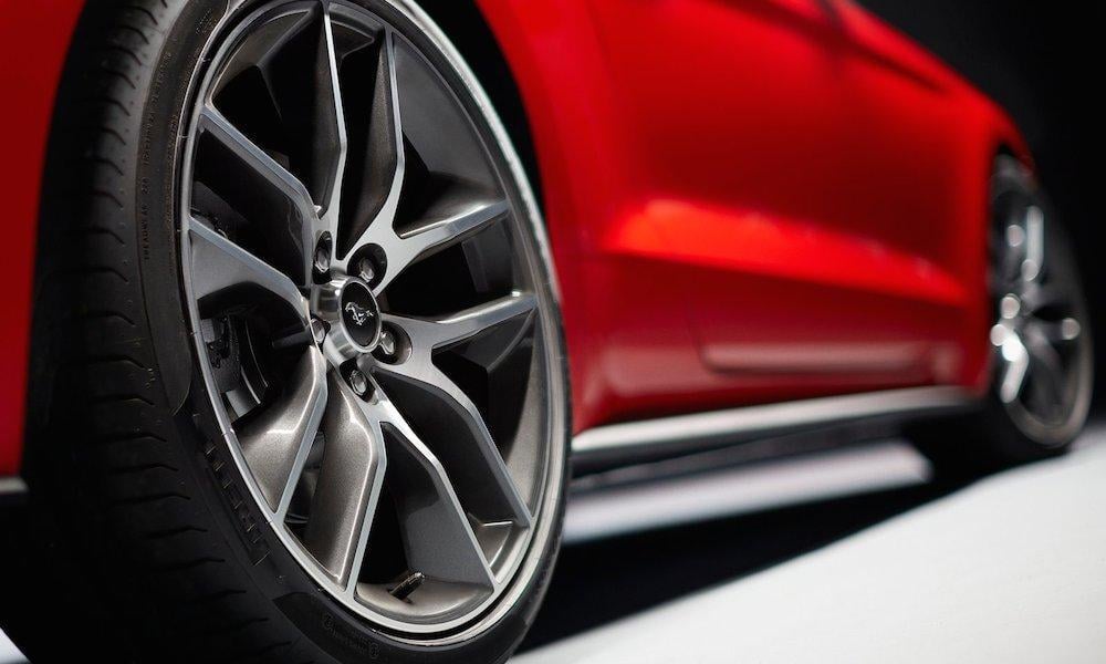 En röd Ford Mustang GT RSV TDI GTR (AI text)