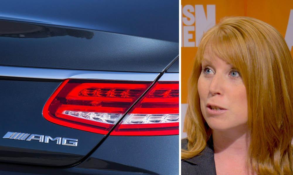 En kvinna står bredvid en Mercedes-Benz S-class. (AI text)