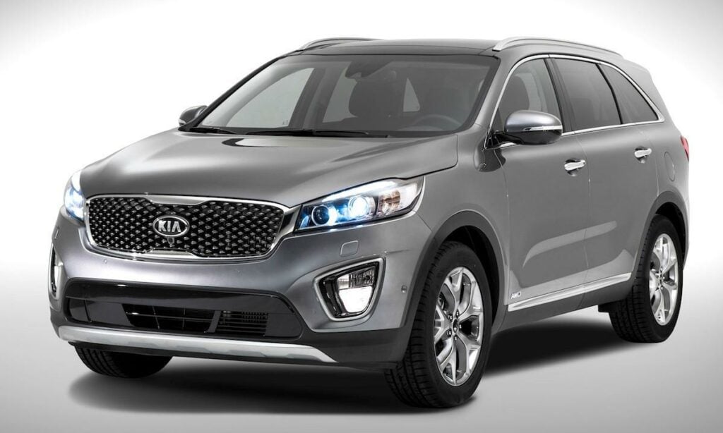 En grå Kia Sorento SUV i en studioscen. (AI text)