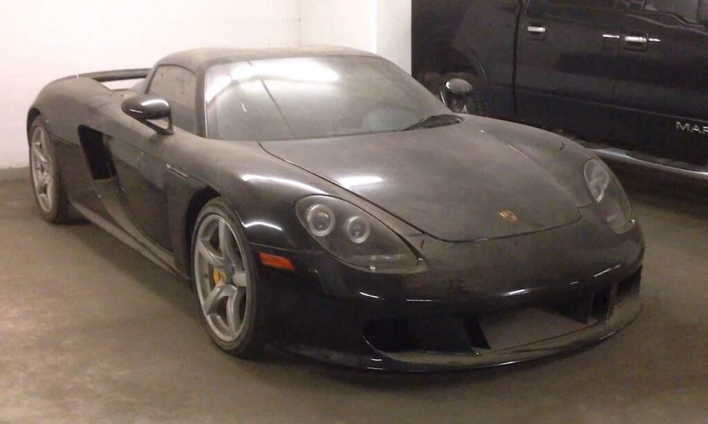 En Porsche 918 Spyder parkerad i en garage. (AI text)