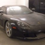 En Porsche 918 Spyder parkerad i en garage. (AI text)