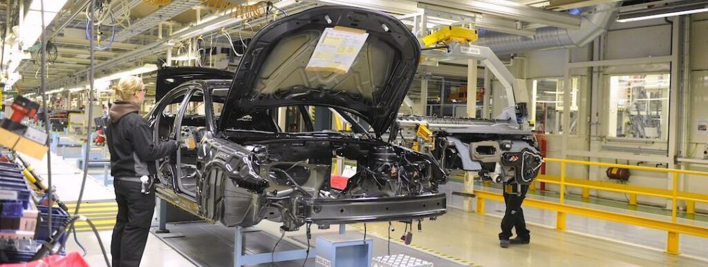 En bil sätts ihop i en fabrik. (AI text)