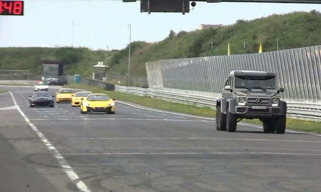 En racerbil kör nerför banan. (AI text)