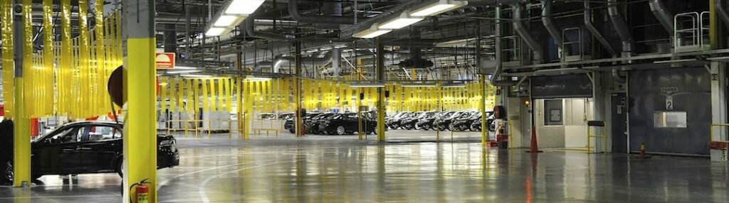 Produktionen i Saabfabriken i Trollhättan står fortfarande still. Men konkurshotet är borta, för den här gången.