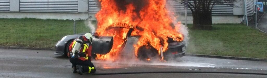Bilbränder är otäcka och på någon minut kan hela bilen vara övertänd. Bilen på bilden har dock inte börjat brinna på grund av felaktig AC.
