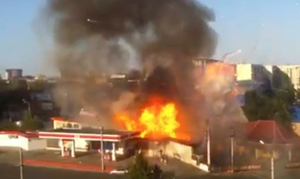 En brand utbryter från en bensinstation. (AI text)