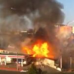 En brand utbryter från en bensinstation. (AI text)