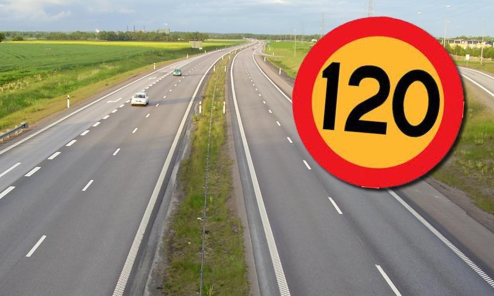 En bil kör på en motorväg med en hastighetsbegränsningsskylt i bakgrunden. (AI text)