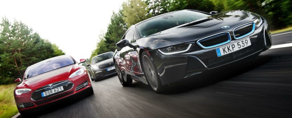 En grupp bilar kör längs en väg. (AI text)