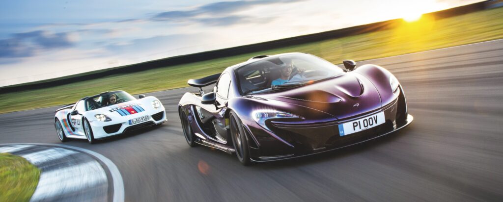 Två McLaren P1 kör på en bana. (AI text)