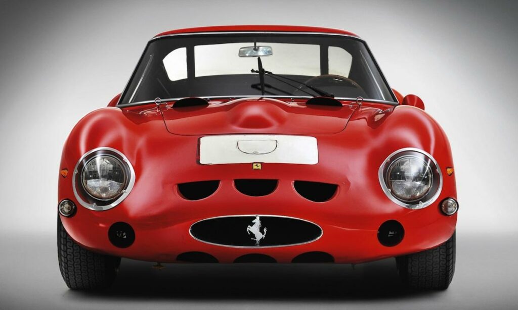 En klassisk röd sportbil i en studioscen. (AI text)