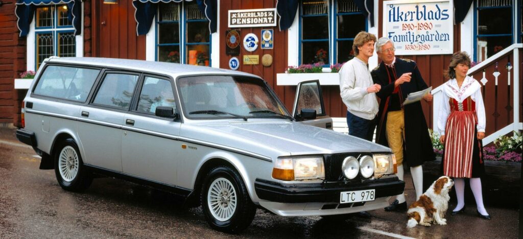 När såg du senast en pressbild från Volvo som var tagen utanför Åkerblads pensionat i Tällberg?