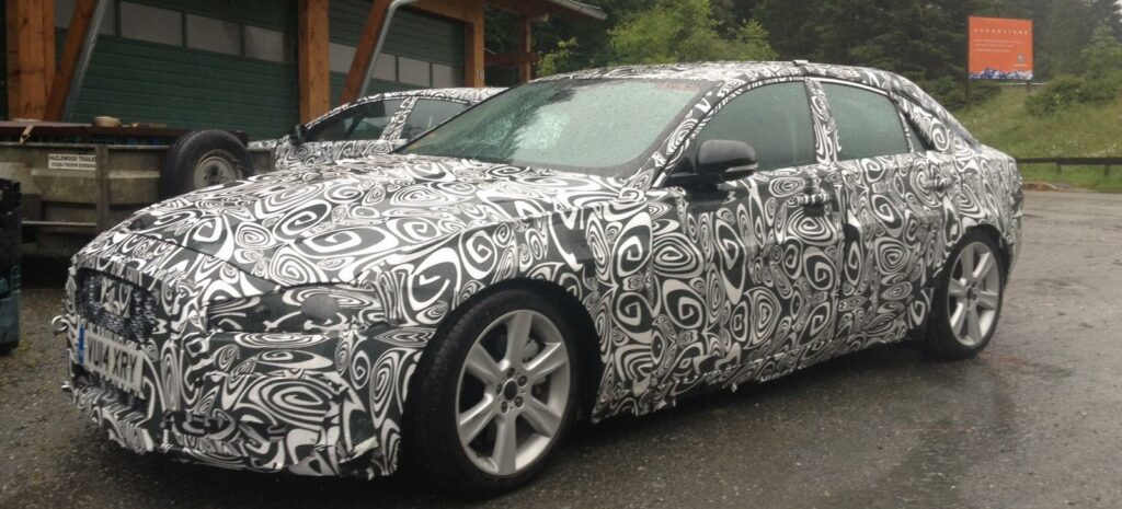 Nu dröjer det inte länge innan Jaguar visar upp XE officiellt – det sker på Parissalongen.