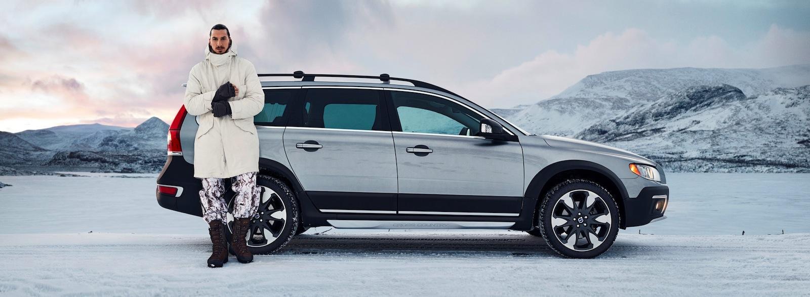 En man står bredvid en bil i snön. (AI text)