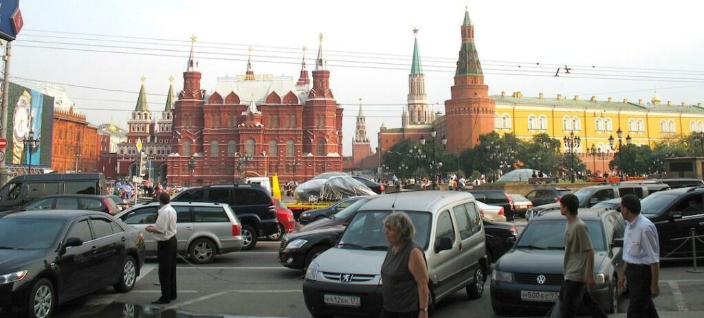 Biltrafiken i Moskva är tät, ibland kaotisk. Men bilförsäljningen rasar och snart kan importen förbjudas.