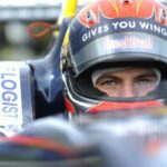 En race bilförare med hjälm. (AI text)