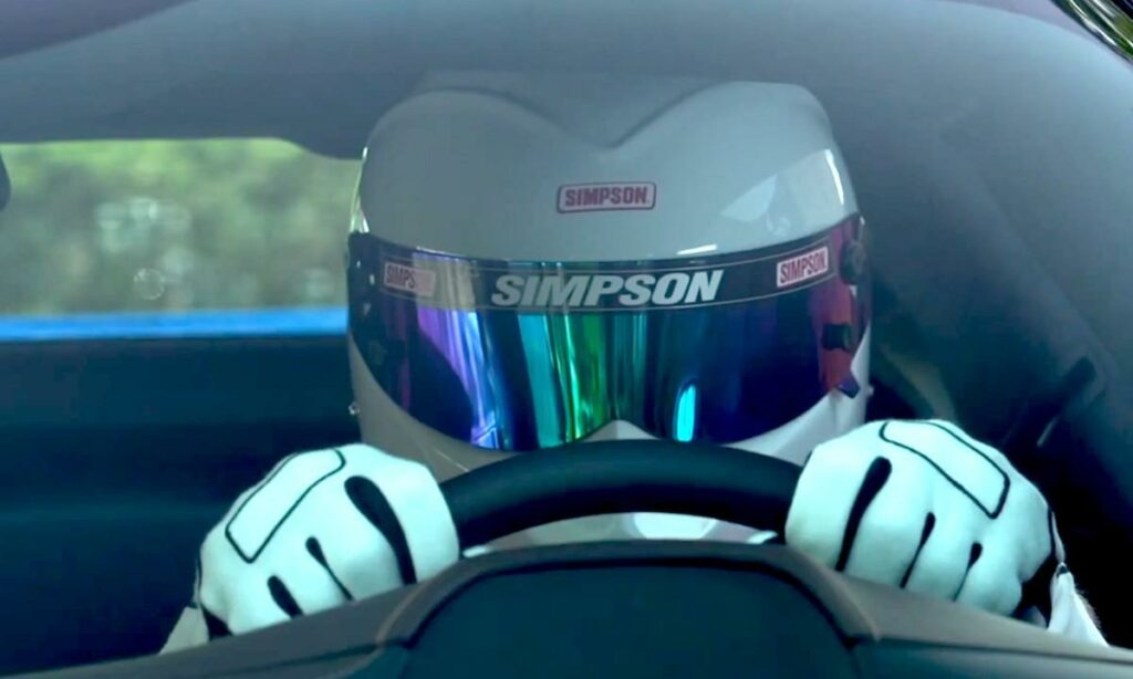 En person kör en bil. (AI text)