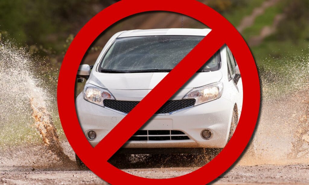 En bil kör genom en smutig yta. (AI text)