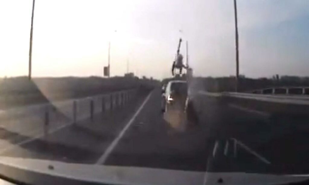 En bil kör nedför motorvägen. (AI text)