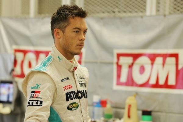 En racerförare i en garage. (AI text)