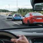 En man kör en bil på en motorväg. (AI text)