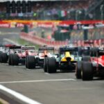 en grupp racerbilar på en bana (AI text)