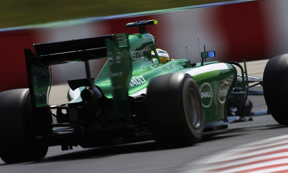 En grön Formel 1-bil kör på en bana. (AI text)