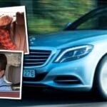 En man kör en bil med en man i bakluckan. (AI text)