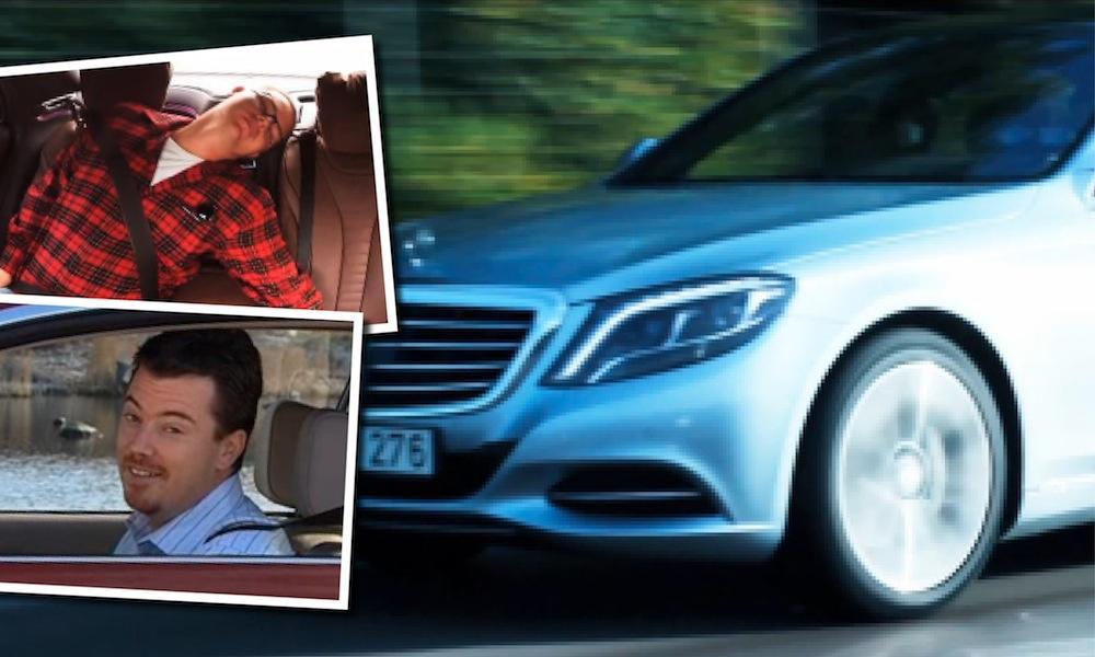 En man kör en bil med en man i bakluckan. (AI text)