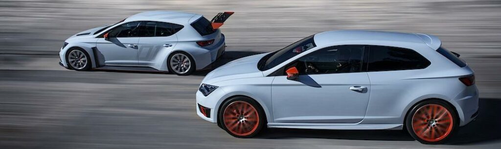 Seat vill gärna framhålla släktskapet mellan Leon Cupra TSI 280 (till höger) och den racebil man bygger, Leon Cupra Cup, för enbilsracing i olika länder.