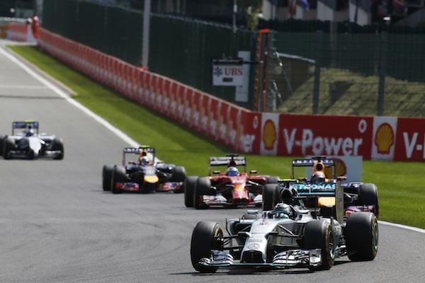 En racerbil kör snabbt längs banan. (AI text)