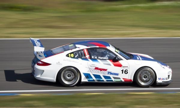 En racingbil tävlar på en bana. (AI text)