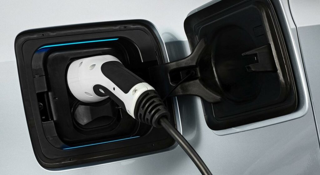 Det här ska bli mycket lättare i framtiden, lovar Alliansen, som vill subventionera utbyggnaden av laddstolpar.