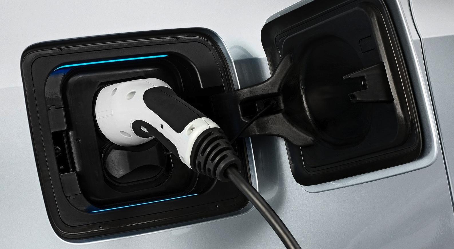 Det här ska bli mycket lättare i framtiden, lovar Alliansen, som vill subventionera utbyggnaden av laddstolpar.