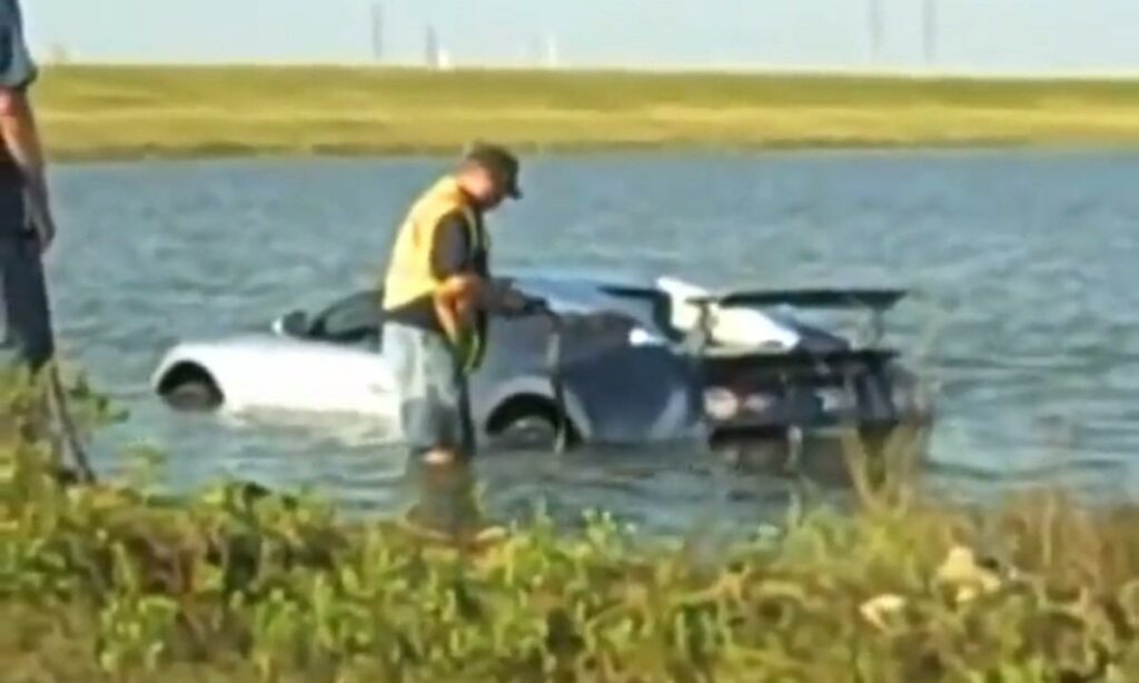 En Nissan GT-R drar in i en sjö. (AI text)