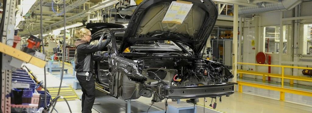 Produktionen i Trollhättan har stått still i flera månader då det saknas pengar till leverantörerna. Nu förvärras krisen och Nevs ansöker om företagsrekonstruktion.