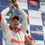 en racer firar segern efter loppet (AI text)