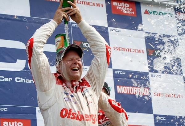 en racer firar segern efter loppet (AI text)