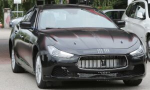 En Maserati Gran Turismo parkerad framför ett byggnad. (AI text)