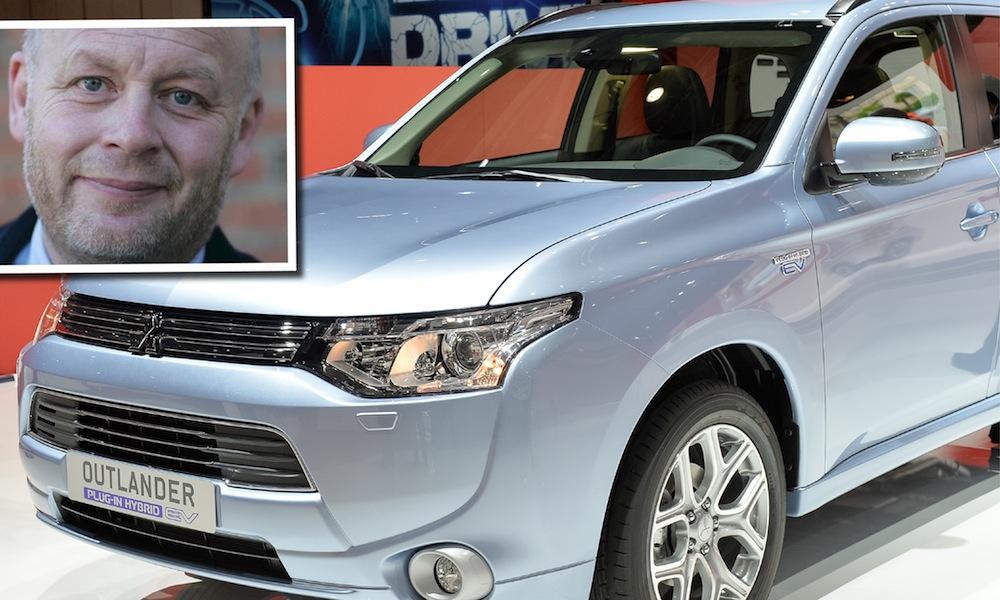 En bil är utställd på bilsalongen. (AI text)