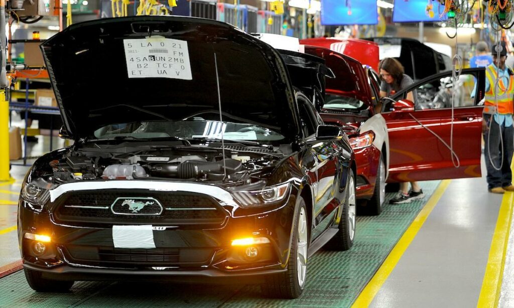 En Ford Mustang sätts ihop på Ford:s tillverkningssite i San Diego. (AI text)
