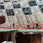 En bil höjs ut ur en håla i marken. (AI text)